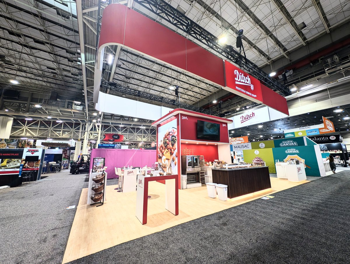 therogersco's tweet photo. Spotlight on @myIDDBA 2025: #Ditsch wowed with bold graphics &amp; pretzel samples, @InnoPakLLC’s natural look included hands-on packaging displays and @SandridgeFood impressed with warm finishes &amp; tastings. See more booth inspo  https://t.co/8nqiEGuSEe.

#exhibitiondesign #tradeshow https://t.co/dvwdjrd5hs