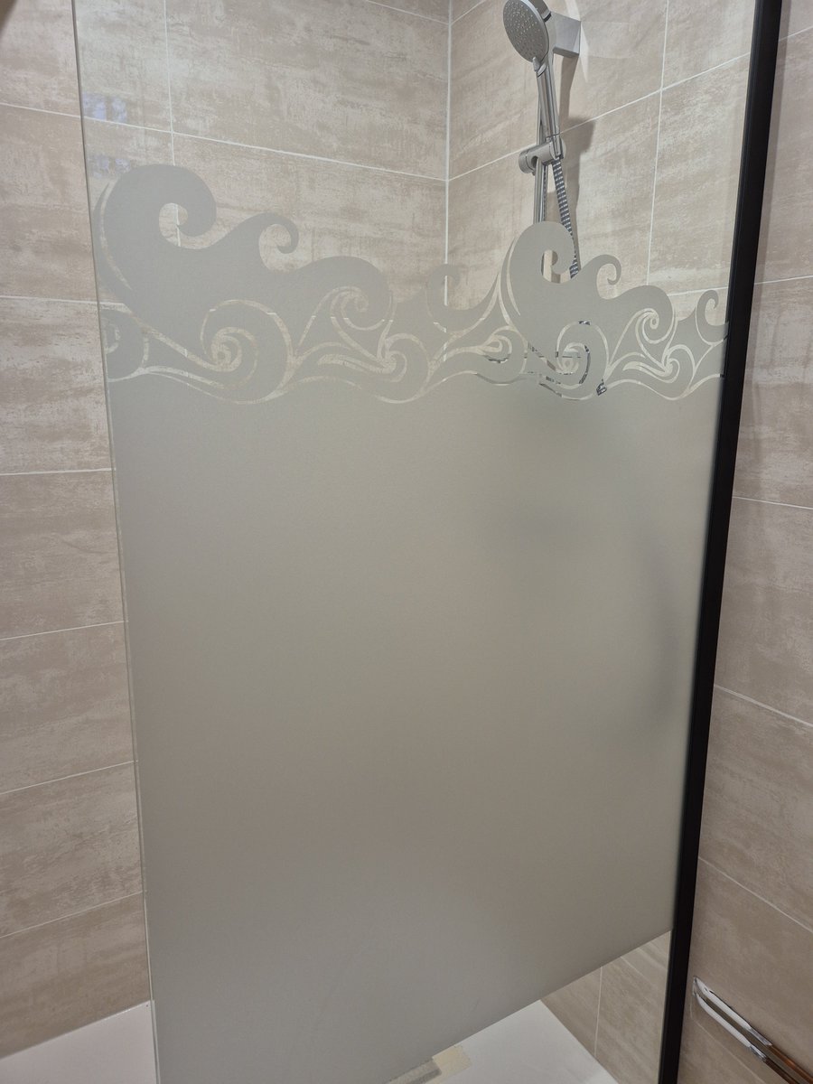 🚿 𝗗𝘂 𝘀𝘁𝘆𝗹𝗲 𝗷𝘂𝘀𝗾𝘂𝗲 𝘀𝘂𝗿 𝗹𝗮 𝗽𝗮𝗿𝗼𝗶 𝗱𝗲 𝗱𝗼𝘂𝗰𝗵𝗲 !
Pour un particulier, nous avons conçu un #adhésif sur mesure apportant un effet poncé translucide, parfait pour allier intimité et élégance. ✨
Et vous, envie d’une touche #design dans votre intérieur ?