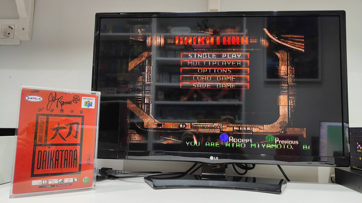Txuitxe's tweet photo. Está sobremesa he estado catando un rato Daikatana para #n64 el cuál tengo la suerte de tenerlo firmado por @theromero un placer haberlo podido conocer.
Muchas gracias @RetroBarcelona por traerlo al evento.
#daikatana #n64 #jhonromero https://t.co/pRg4c9leCJ