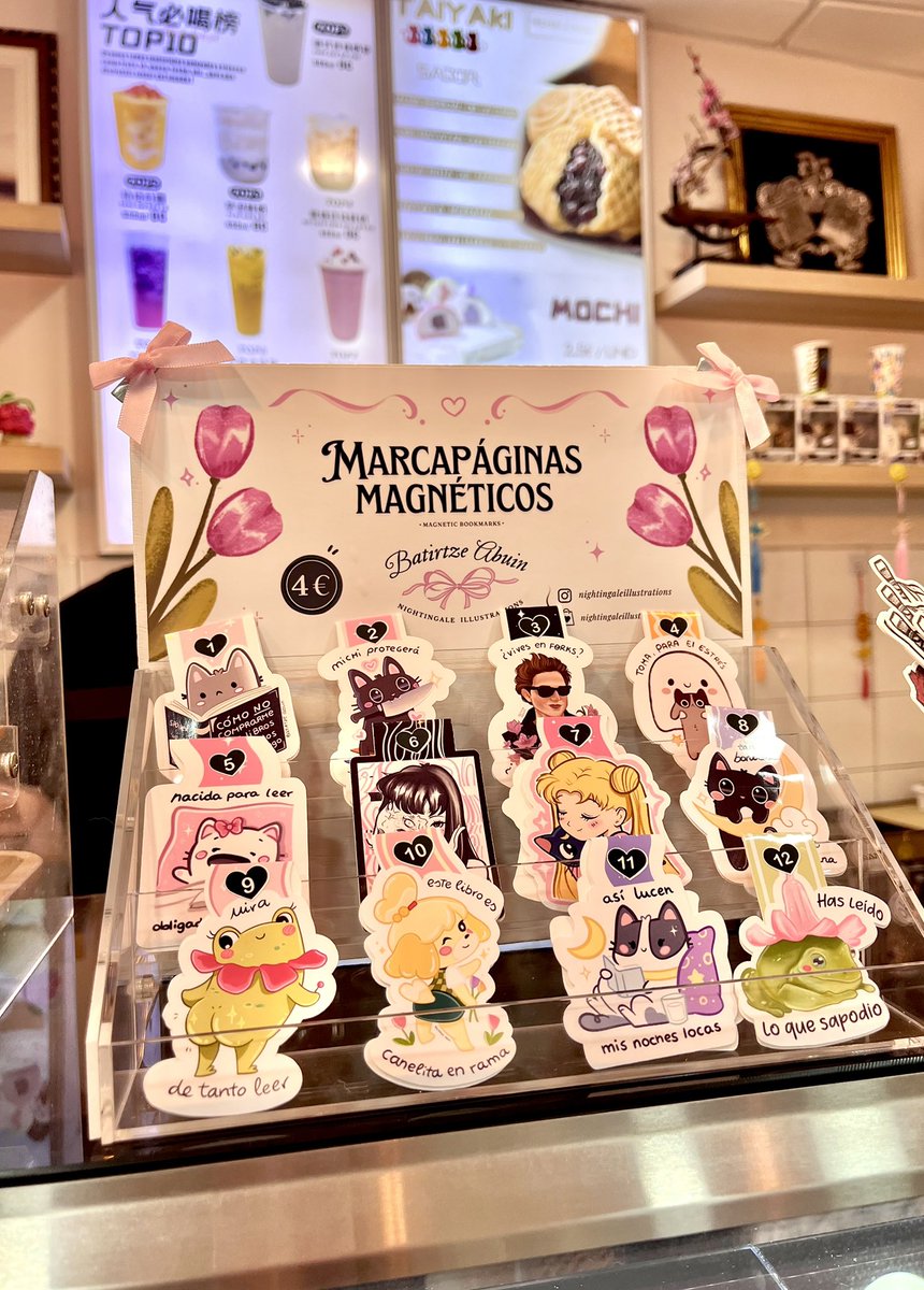 _Niightingale's tweet photo. ✨ POR FIIIIIN ✨

Mis marcapáginas ya están disponibles en Asoma-té!🧋💗 📖 

📍 Calle Veneras 7, en Madrid, a unos pocos metros de Callao ✨ 

Espero que os gusten un montón! Me muero de la ilusión por esta oportunidad 🥺🤍 https://t.co/SKq6kS3eh7