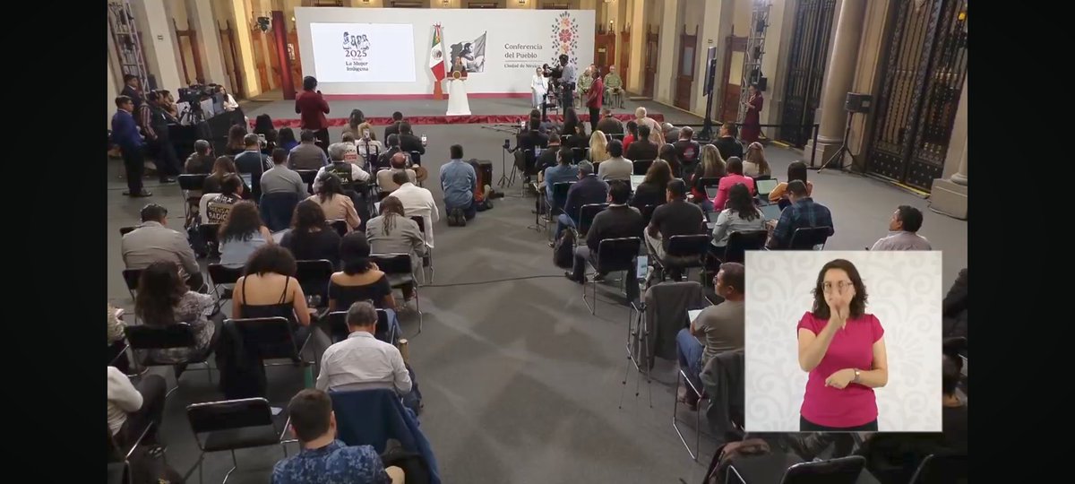 Buenos días #México 🇲🇽!

La pdta <a href="/Claudiashein/">Claudia Sheinbaum Pardo</a> y el control d la primera fila d las #MañanerasDelPueblo

Ejem hoy:
Quitaron a reportera q SÍ salió sorteada.
Otra q hoy está en 1ra fila NO salió sorteada,pero está ahí.
Otra cedió su lugar, impusieron sustituto.

#TómbolaAmañada