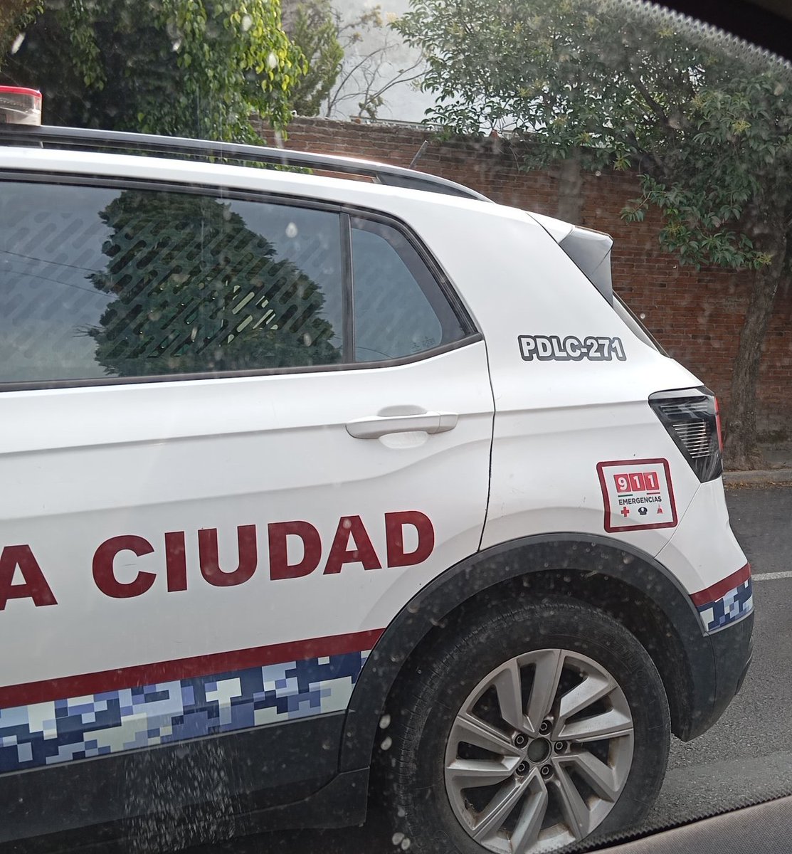 Hechizero_38's tweet photo. #MuchaAtención Un ciudadano le indico a este oficial que NO puede ir manejando mientras usa el celular, pero en lugar de aceptar su error se puso grosero...¿Cómo vez @pepechedrauimx ?
@SSC_Pue https://t.co/C7XoDgVuHp