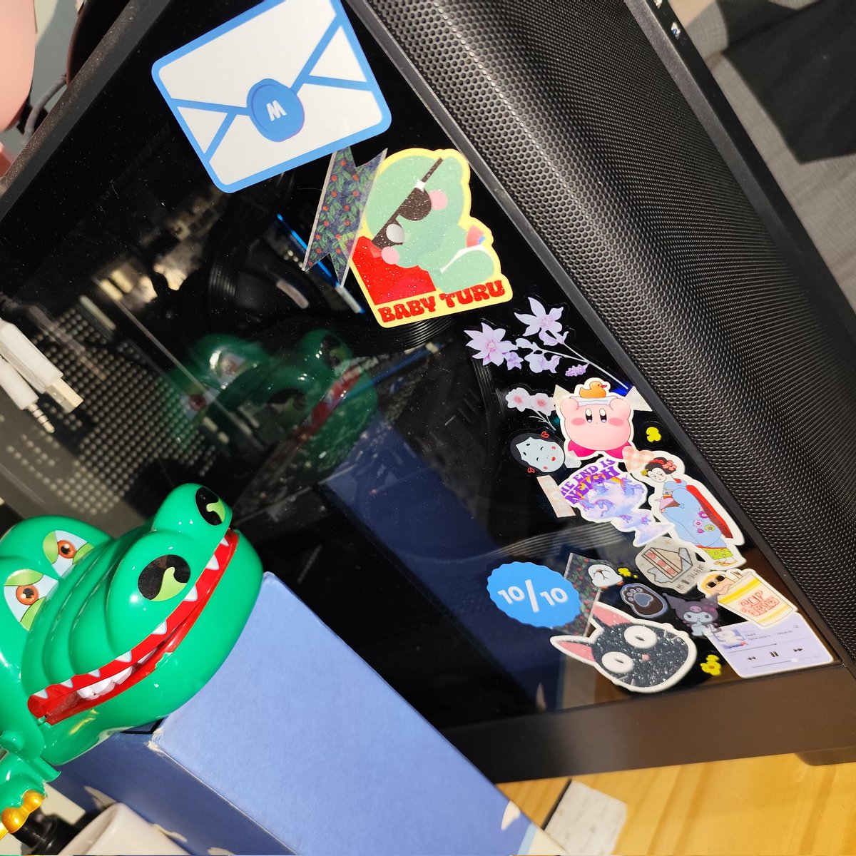 Weh bahannya bagus ternyata. Langsung tak tempel di hall of stickers ku alias casing PC wkwk TENGS A LOT MIIINNNTTT <a href="/MerchmenID/">MerchmenID</a> <a href="/WatchmenID/">WatchmenID</a> ditunggu PO kuuuu yeay! 🙌🏼😆