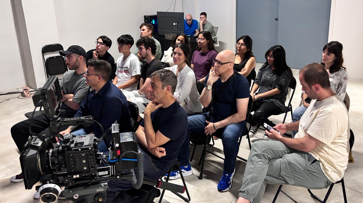 NavFilm's tweet image. 🎥El pasado miércoles se produjo la visita al plató virtual de VP Code Lab en Tudela organizada por CLAVNA y LIDERA

Joan den asteazkenean, Nafarroako
Ikus-entzunezkoen CLAVNA Klusterrak eta Lidera
programak antolatuta, VP Code Lab-ek Tuteran duen
plato birtualera bisita egin zen