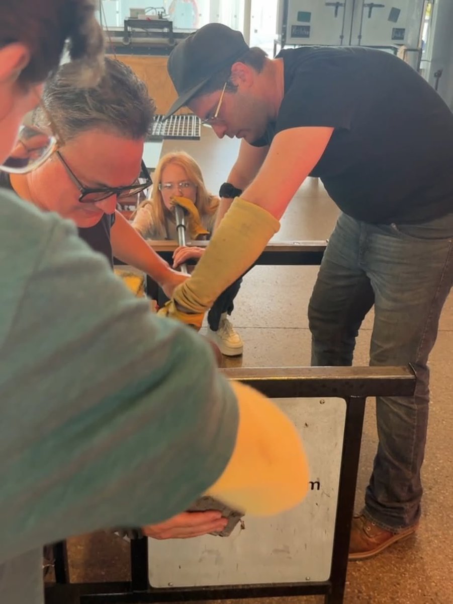 jeweljk's tweet image. Hanging out at @ToledoMuseum in their glass studio to work on a new sculpture (can’t wait to tell you about it ). The glass master Alan Iwamura taught me so much about working with this hypnotic medium.