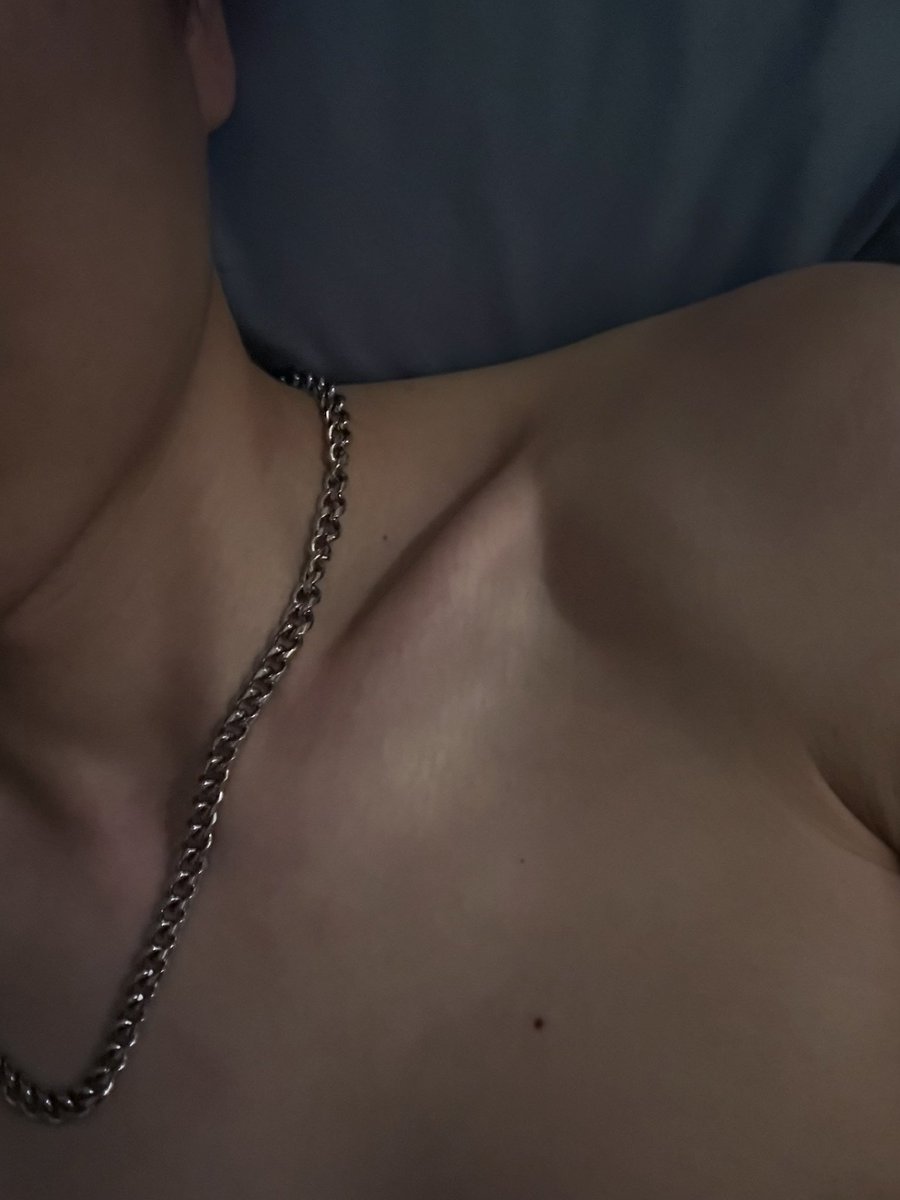 从不觉得不计回报的爱是一种卑微，
其实这是世间难得的勇敢，
我因你而雀跃着的心是你赠与我最宝贵的礼物。
真正的喜欢就像是爬到最高的山巅去靠近月亮，
我并不是为了占有月亮，
而是为了让今夜的月光映在我的身上。

《挪威的森林》—村上春树