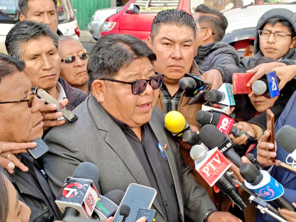 ArminCopa's tweet image. #deÚltimo
Choferes del departamento de #LaPaz dan un plazo de 48 horas al Gobierno para convocarlos a una reunión para tratar el desabastecimiento de combustible y la reprogramación de créditos, caso contrario, iniciarán medidas "drásticas" desde el lunes.