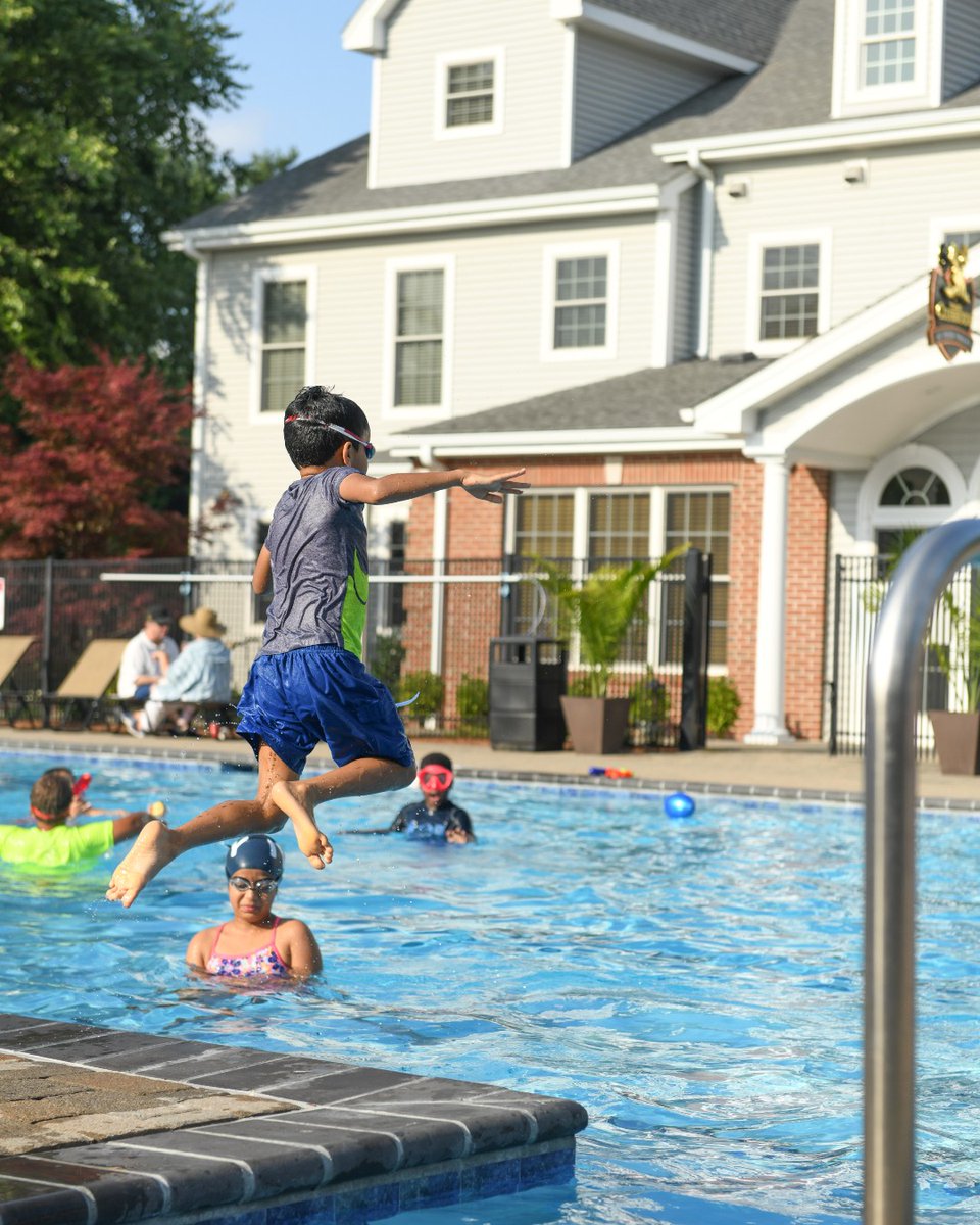 Soaking up warm days? Our pool is open daily from 10am to 7:30pm!
☀️ Children must be supervised at all times
☀️ No alcohol or smoking
☀️ Pool passes are required for entry
☀️ Limit two guests per unit
☀️ Please leave inflatables at home
See you by the water!