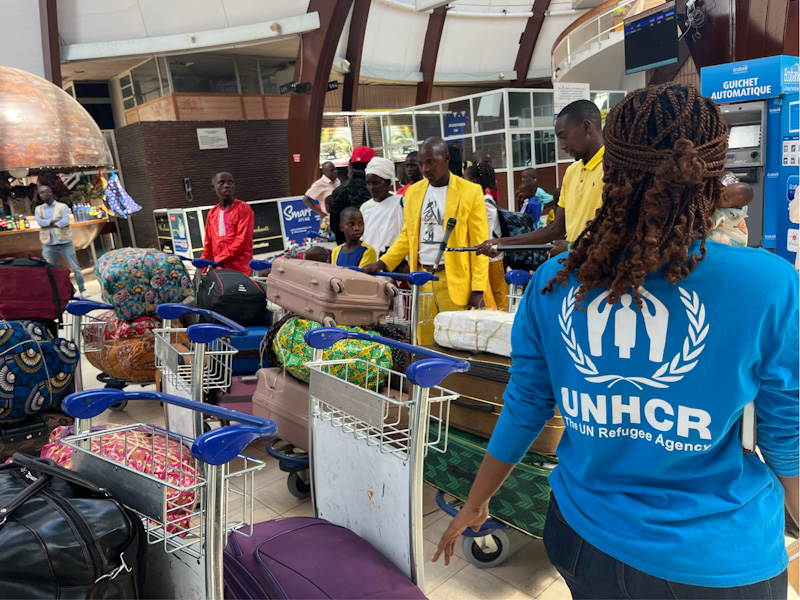 Today 168 Burundian refugees from Kenya (139) and Mozambique (29) arrived by two separate flights to Bujumbura. Government of 🇧🇮, UNHCR and partners received the returnees and took them to Gihanga Transit Center, Bubanza Province before taking them back to their places of origin.