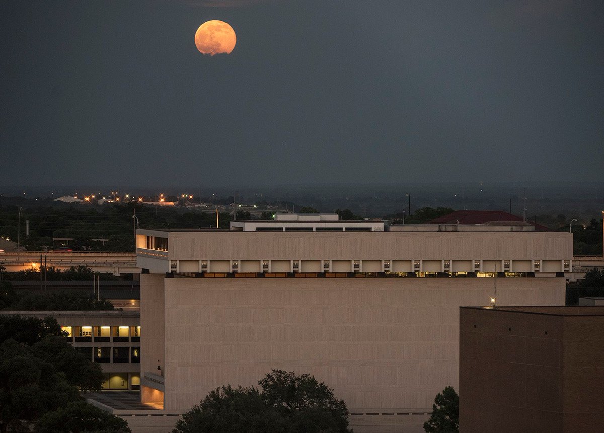#FlashbackFriday: On June 20, 2016, our photographer Jay Godwin captured a breathtaking view of a full moon rising over the #LBJLibrary.

This event occurred on the #JuneSolstice, also known as the #SummerSolstice, marking the longest day of the year in the #NorthernHemisphere.