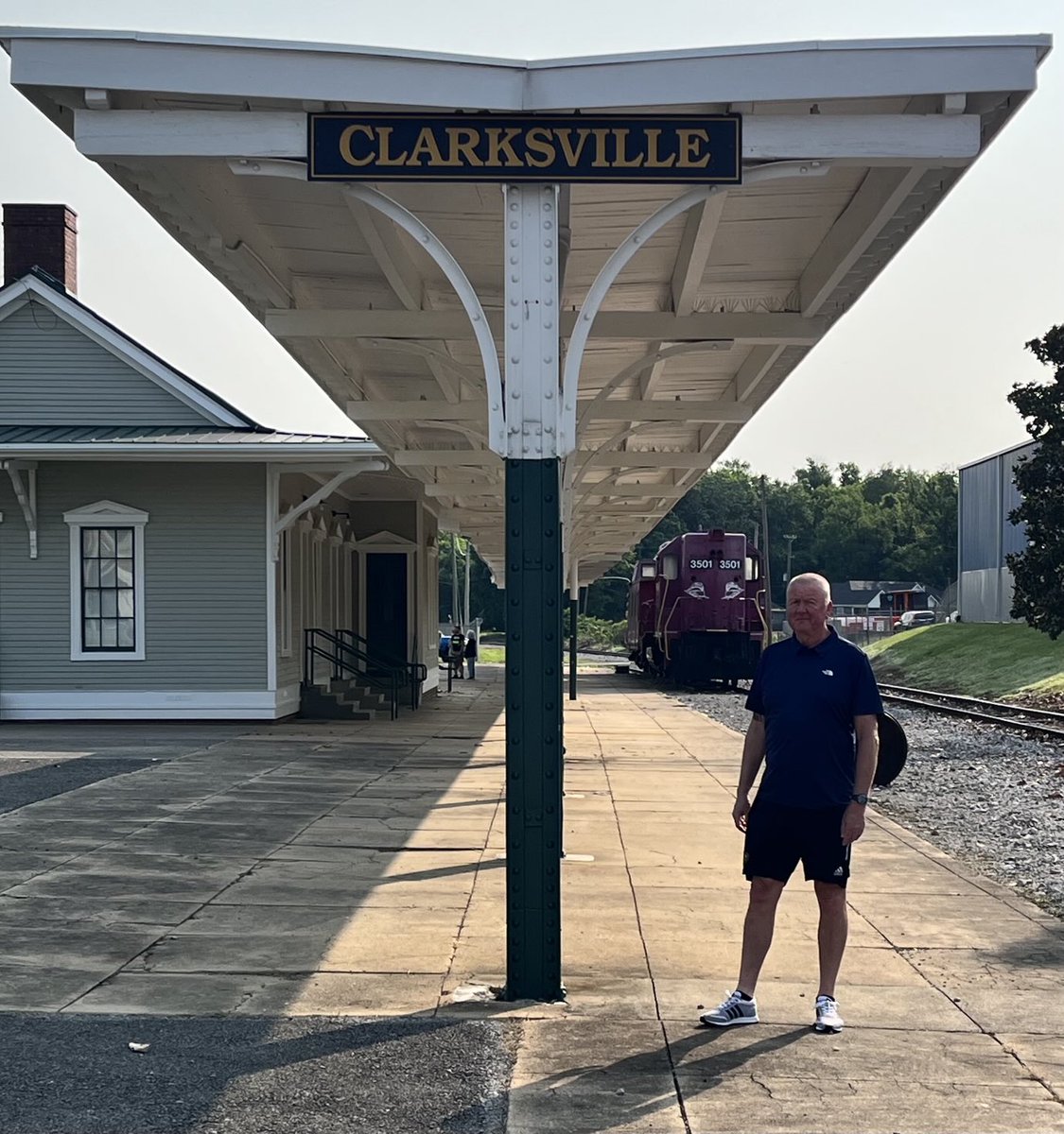 markafanning's tweet photo. Just arrived on the last train  ! https://t.co/AFU9yDLGww