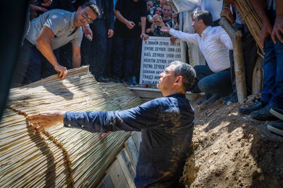 Böyle insanlar kimseyi yolda bırakmaz.
Bu adama sahip çıkalım…🙏
<a href="/eczozgurozel/">Özgür Özel</a>