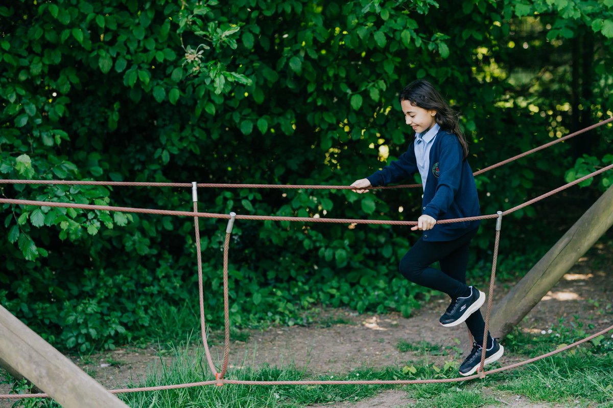 This International Day of Play, we’re calling on UK primary schools to adopt a uniform that helps children to move, learn and play all day! Sign the pledge now and make a commitment to introduce ‘always active uniforms’ in your school: activeuniform.org/take-the-pledg… 
#IDOP #MadeToMove