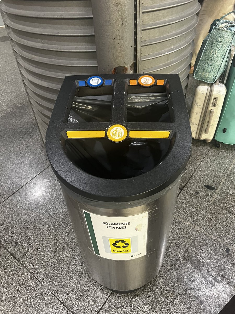 antonysanchez95's tweet photo. ADIF: Día Mundial del Medioambiente🥳
Existe @Adif_es en Atocha: Una bolsa para todo.

(Ayuda solo quiero volver a casa) https://t.co/tta1q14jwX
