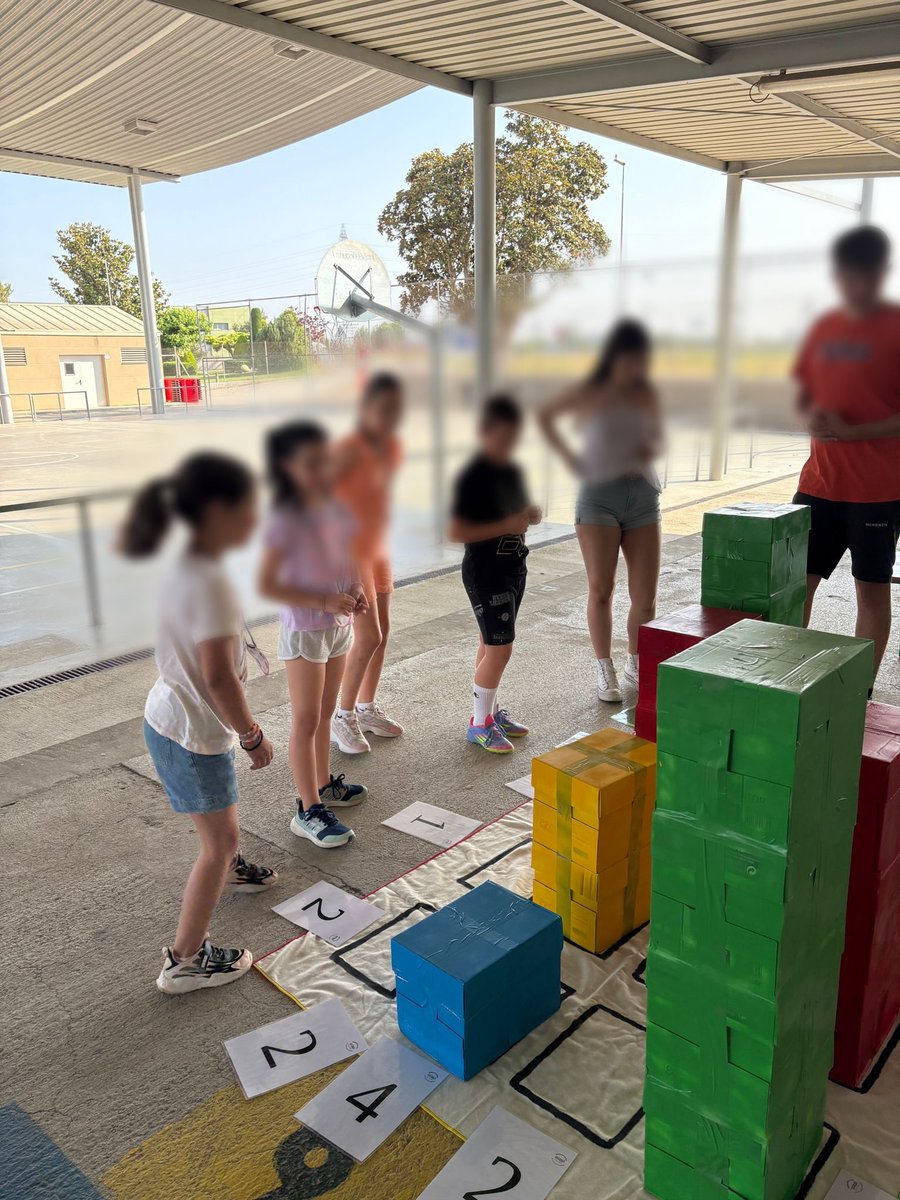 Ahir l'alumnat de 3r ESO de l'Ins La Serra van venir a l'escola a fer un taller de jocs matemàtics a l'alumnat de Cicle Mitjà. Moltes gràcies <a href="/InsLaSerra/">inslaserra</a> <a href="/sepladurgell/">SE del Pla d'Urgell</a>