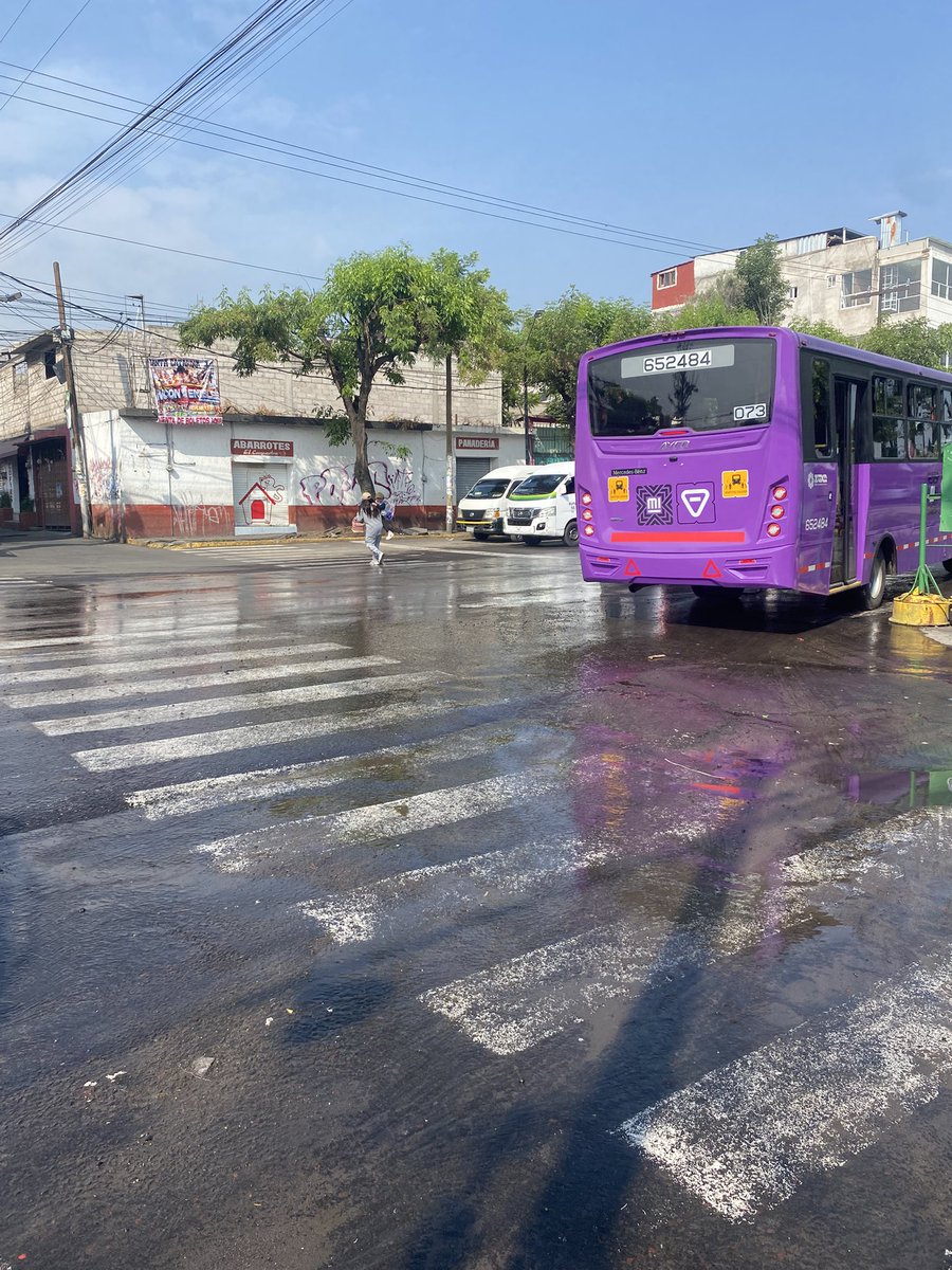 monchiras's tweet photo. @XochimilcoAl fuga de agua en el pueblo de Santiago Tulyehualco, es agua potable. https://t.co/hzHObqBttQ