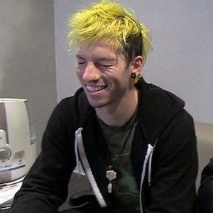 josh dun with yellow hair !! AN INCREDIBLY IMPORTANT THREAD 🧵