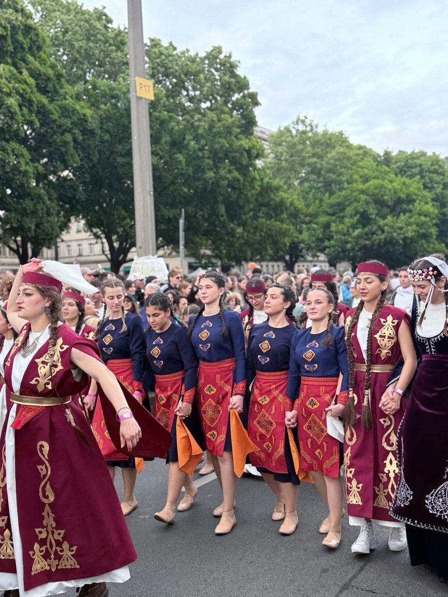 🇦🇲🇩🇪Armenian Youth dazzled at #Berlin’s Carnival of Cultures 2025! For the first time, 68 cultural groups &amp; 4000 artists paraded along Frankfurter &amp; Karl-Marx-Allee.

💃🏽Armenian folk dances from Berlin, Hamburg, Munich &amp; Bremen lit up for 750,000+ spectators!