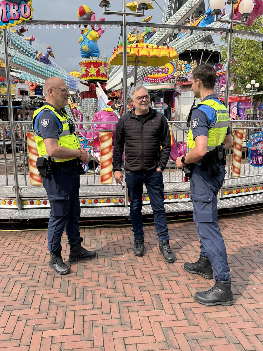 Afgelopen maandag, tijdens de Pinksterfeesten in Delfzijl, liep onze fractievoorzitter Bert Raangs mee met de BOA’s van de gemeente Eemsdelta. Een hele interessante ervaring. BOA’s doen veel meer dan boetes uitschrijven. Ze zorgen dat onze straten veilig! #cda #delfzijl
