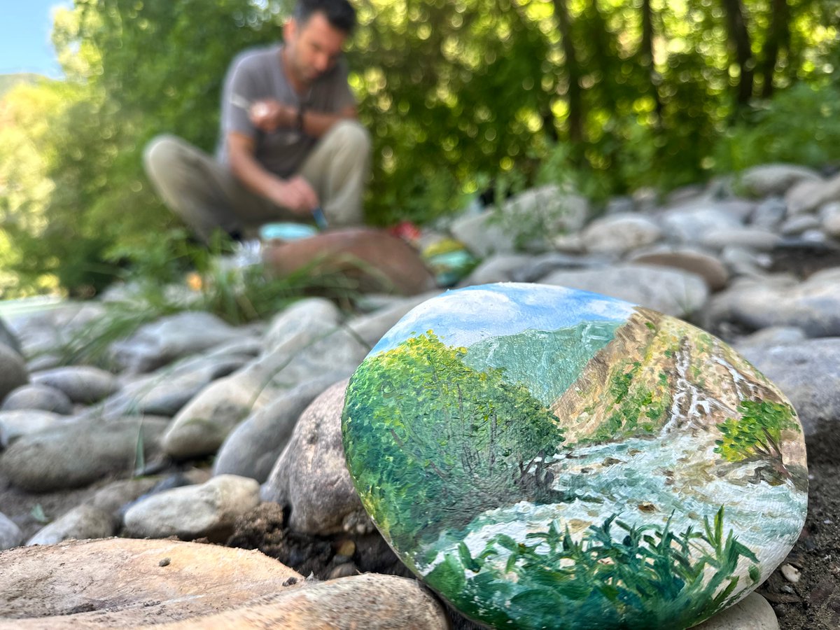 Dersim’de ressamlık yapan Murat Ozan, Munzur Nehri kenarında özenle topladığı taşları tuval olarak kullanarak Munzur Vadisi'ni resmediyor

📍Ozan: Munzur manzaralarını bu taşlara yansıtıyorum

rudaw.net/turkish/middle…