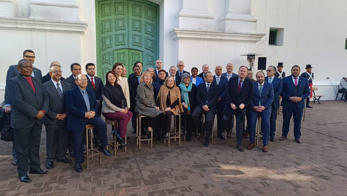 FIare_Fdns's tweet photo. [GALERÍA DE IMÁGENES]

Se lanzó hoy en el Cabildo de Buenos Aires la segunda edición de la Plataforma Diplomática Digital

Esta mañana, el histórico Cabildo de Buenos Aires fue escenario del lanzamiento oficial de la Plataforma Diplomática 2025/ Ambassador’s Handbook, un proyecto editorial impulsado por revista GENTE que visibiliza el perfil, la trayectoria y la labor de los embajadores de distintos países acreditados en Argentina.

El evento contó con la presencia del cuerpo diplomático acreditado en el país, representantes de múltiples embajadas, y autoridades de Editorial Atlántida. La ceremonia se inició con la entonación del Himno Nacional Argentino, en un gesto de respeto y bienvenida que selló el espíritu de confraternidad que define esta iniciativa.

Durante el acto, Juan Astibia, Director Ejecutivo de Atlántida, y @ABlufstein  , relacionista diplomático y responsable de la sección https://t.co/414QGFrP57, brindaron por esta segunda edición de un proyecto único de @genteonline  que promueve el acercamiento entre culturas y celebra el diálogo internacional.