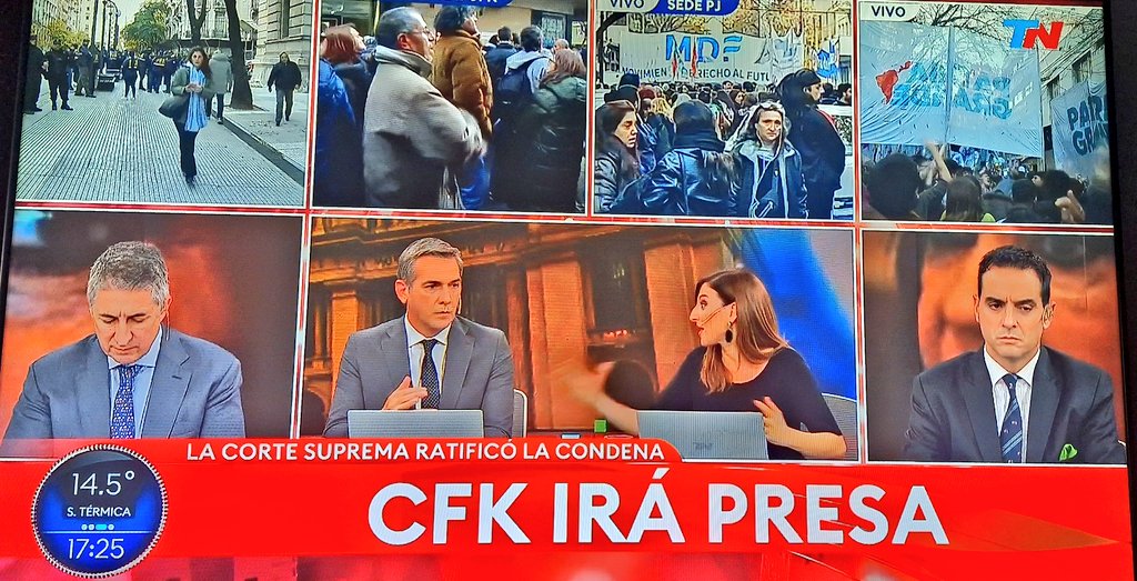 Chimi89606580's tweet photo. Tenemos el privilegio de estar viviendo un día histórico... Ver a Cristina presa!!! 🇦🇷 https://t.co/mBhrHtlTiK
