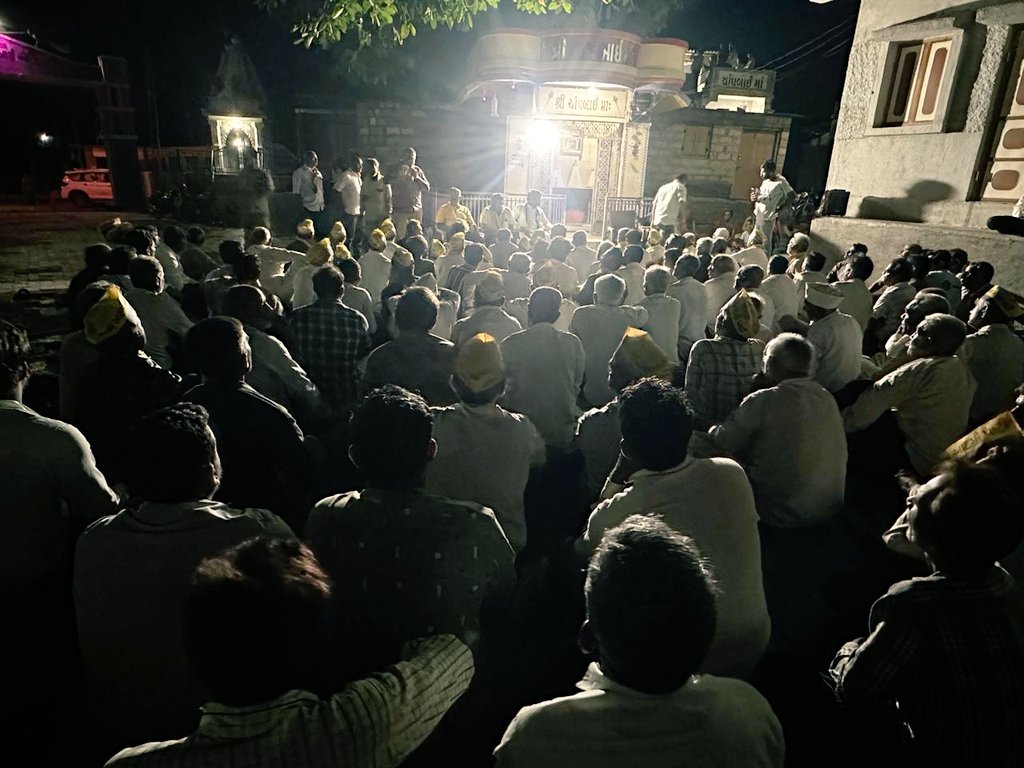 Chaitar_Vasava's tweet image. આમ આદમી પાર્ટીના વિસાવદર બેઠકના લોકપ્રિય અને મજબૂત ઉમેદવાર શ્રી @Gopal_Italia ના સમર્થનમાં કુંભારવાડા, બરવાળા અને ખંભાળિયા ખાતે જન સંવાદ કાર્યક્રમ યોજાયું.
આ કાર્યક્રમમાં યુવા નેતા ભાઈ શ્રી @YAJadeja ઉપસ્થિત રહ્યા. કાર્યક્રમ માં પધારેલ આગેવાનો એ ગોપાલ ઈટાલીયા ને જંગી બહુમતી થી…