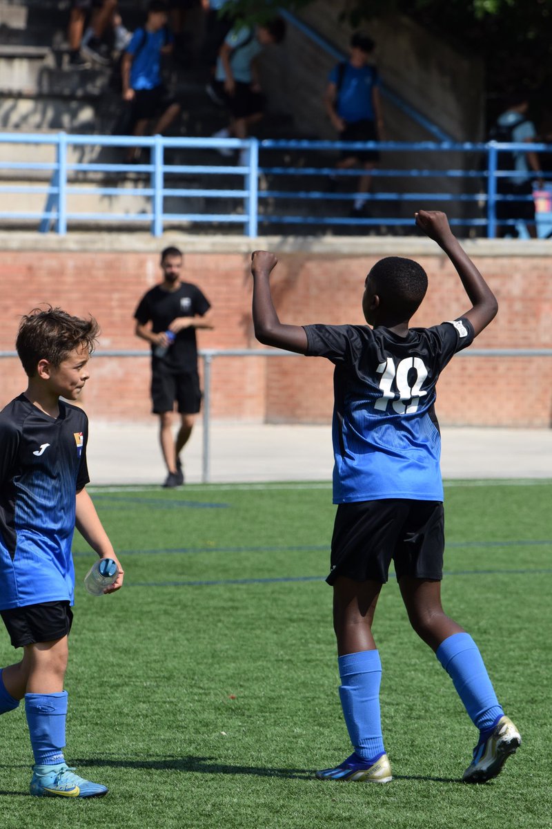 𝗟𝗔 𝗦𝗢𝗥𝗧 𝗗𝗘 𝗦𝗘𝗥 𝗗𝗘 𝗟’𝗘𝗦𝗣𝗟𝗨!! 💙

Afortunats de formar part d’un club ple de grans esportistes amb les seves respectives famílies! A continuar gaudint del camí, nois/es! 🙌🏻

#SomEspluguenc | #Esplugues