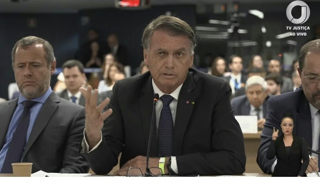 Depois de ouvir Bolsonaro na Primeira turma do STF, não tem como condená-lo.
Isso cego vê, surdo ouve e mudo fala.
Só o extremismo, que politiza o STF pode ver diferente.
Com justiça real, Bolsonaro livre e concorrendo.