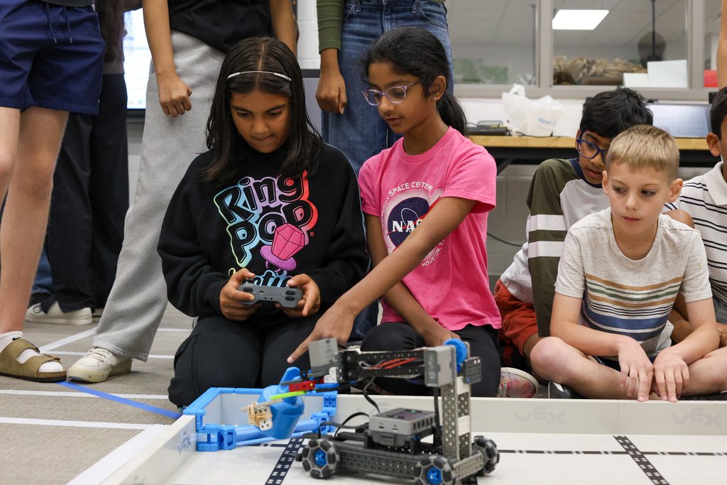 🔧🤖 From Legos and Robotics to Video Production and Baking, students are diving into hands-on fun and creativity at summer camps across the district! 🎥🧁 There’s something exciting for every young learner! ☀️🎉 #ProsperProud