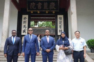 🇸🇴✈️ On Tuesday, FM <a href="/AbdisalamDhaay/">Abdisalam Ali</a> met Somali students in Changsha during his visit to Yuelu Academy &amp; Hunan University's Institute of African Studies. He applauded their dedication and urged them to help shape Somalia’s future. 📚🌍 
#Somalia #Education #Changsha