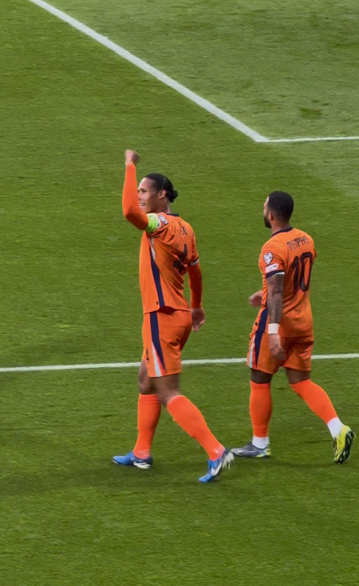 barracudo's tweet image. Hoy es un partido muy especial para Virgil van Dijk y Ronald Koeman. Ambos jugaron en Groningen.
Koeman tiene una tribuna que lleva su nombre.
Van Dijk marcó el tercer gol.