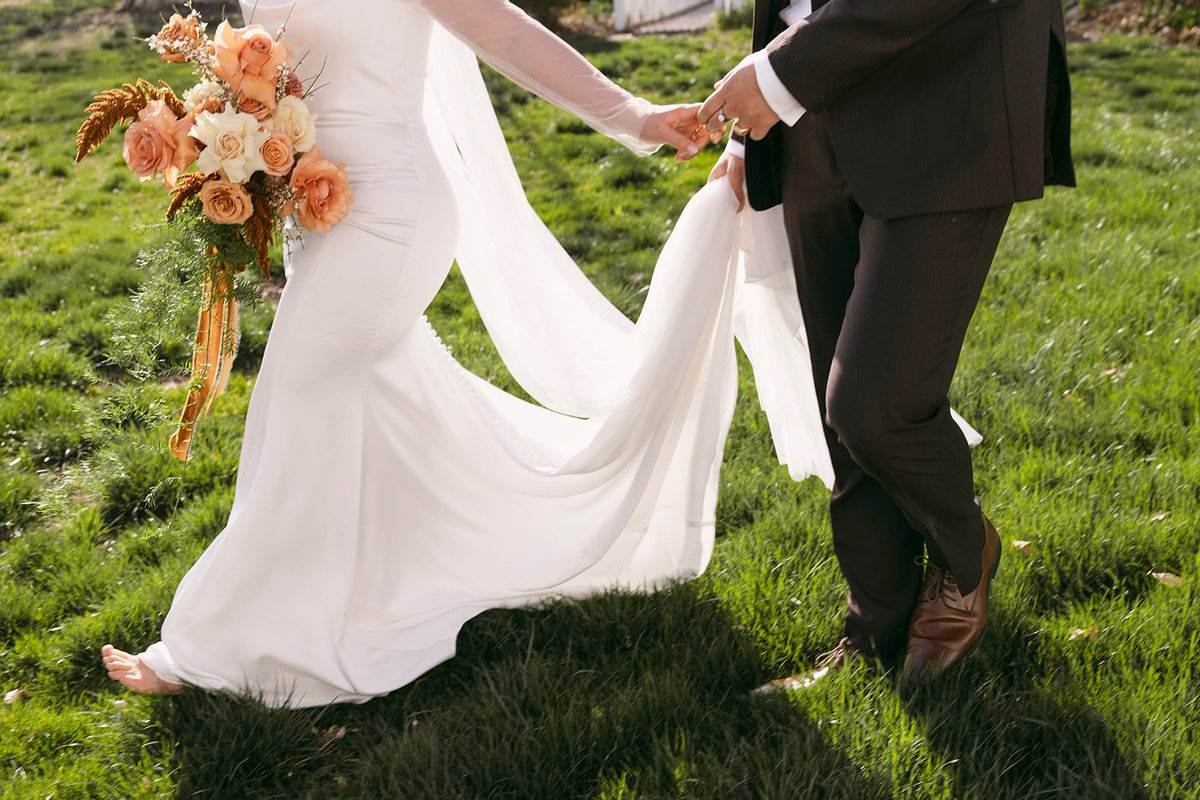 AllOutEvent's tweet image. Dreamy wedding vibes only in these pics ✨️
.
Photographer: @/paigelizaphoto
Venue: @/the.caledonia
Hosts: @/kaitlynnfaithphoto &amp;amp; @/jacquelbrynnphoto 
Florals: @/laura.adamsfloral + @/ruscusandrose 
Hair: @/hairbykayla.utah 
MUA: @/beauty.by.whit 
Jewelry: @/wilsondiamonds…