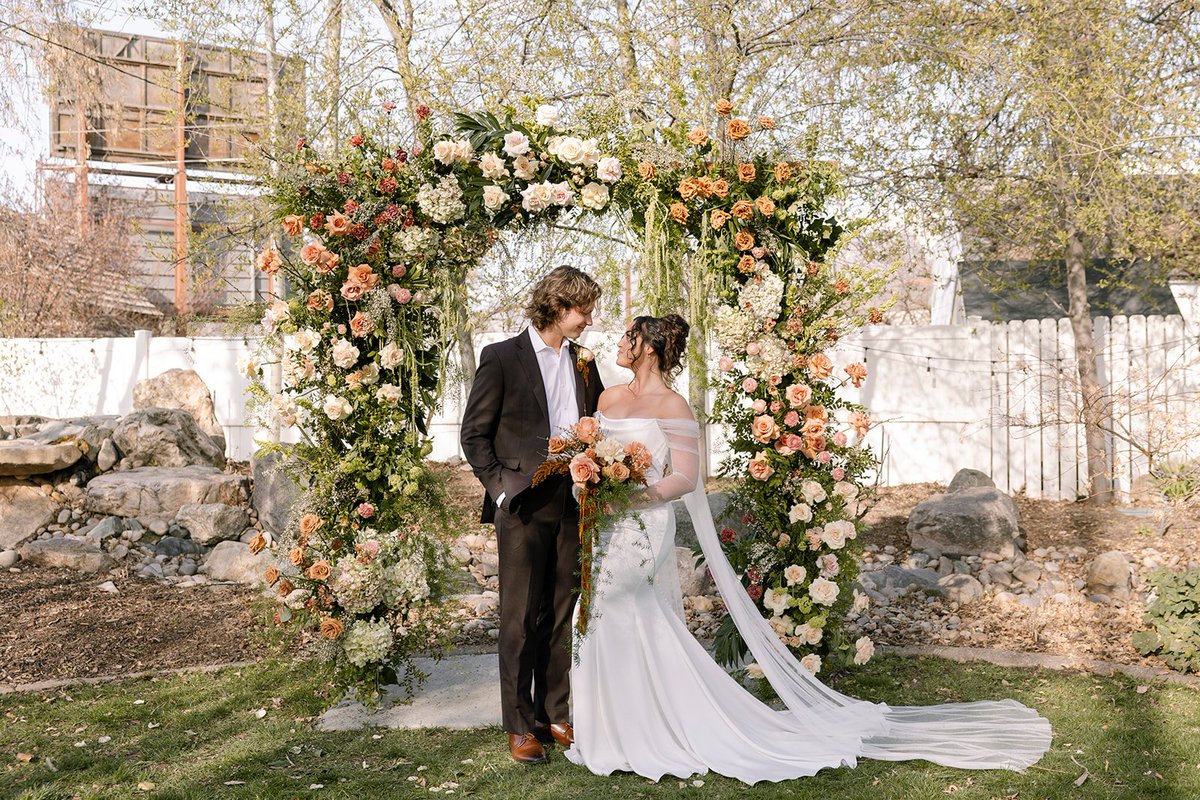 AllOutEvent's tweet image. Dreamy wedding vibes only in these pics ✨️
.
Photographer: @/paigelizaphoto
Venue: @/the.caledonia
Hosts: @/kaitlynnfaithphoto &amp;amp; @/jacquelbrynnphoto 
Florals: @/laura.adamsfloral + @/ruscusandrose 
Hair: @/hairbykayla.utah 
MUA: @/beauty.by.whit 
Jewelry: @/wilsondiamonds…