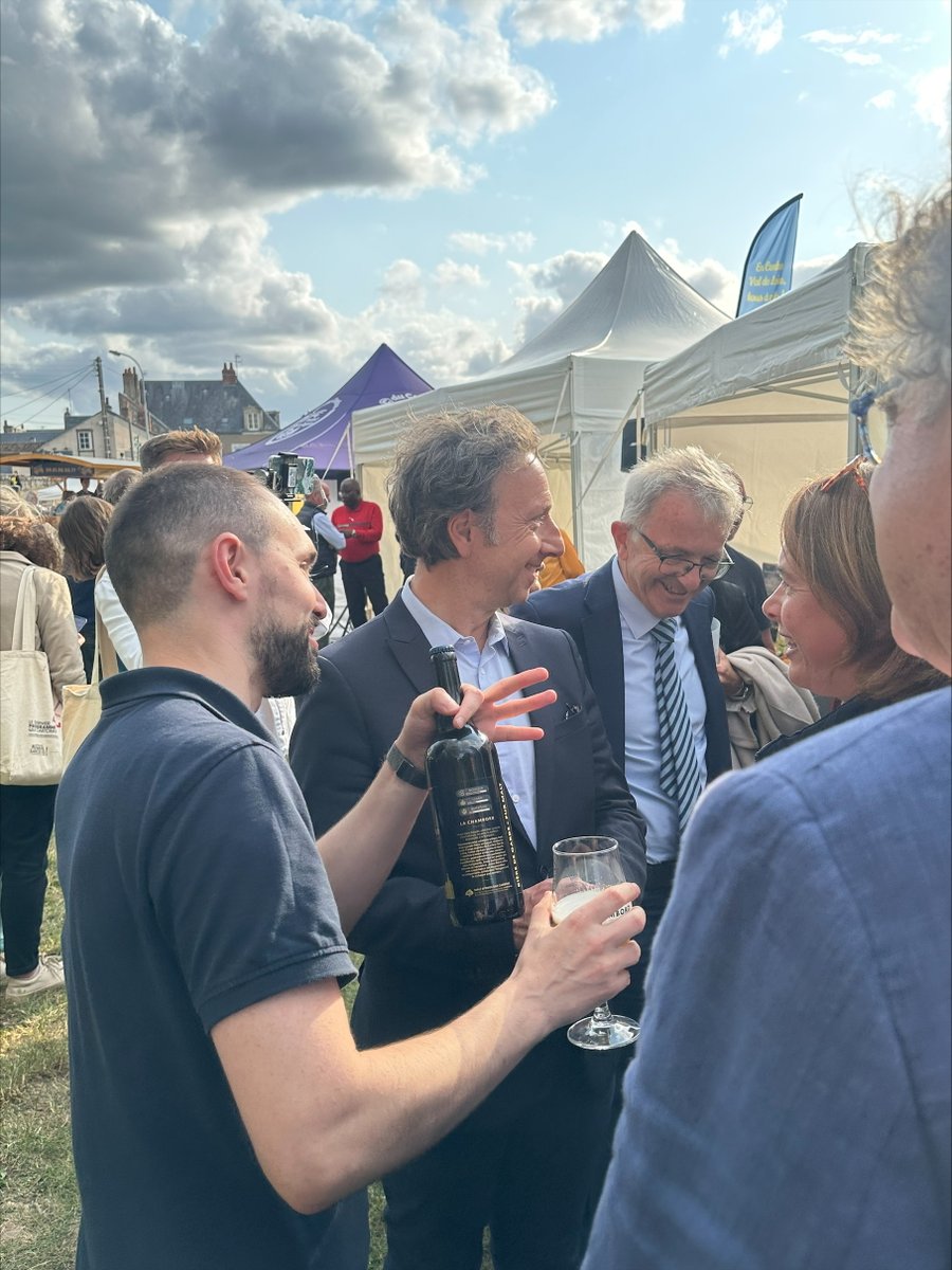 A l’occasion des Nouvelles Renaissance(s}, nous sommes très fiers d’avoir présenté « La Chambord » à Stéphane Bern, et au Chef étoilé Christophe Hay, en présence des Élus de Région, François Bonneau et Temanuata Girard, et des représentants du Domaine national de Chambord. *