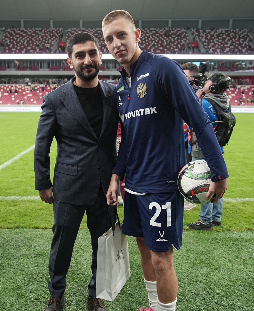 🇧🇾 Вадим Пигас и 🇷🇺 Ярослав Гладышев — лучшие игроки товарищеского матча национальных сборных Беларуси и России!

После поединка оба футболиста получили памятные подарки.

⌚️ Минский часовой завод «Луч» — партнер АБФФ.

#СборнаяБеларуси #БелыяКрылы #FriendlyMatch #NationalTeam