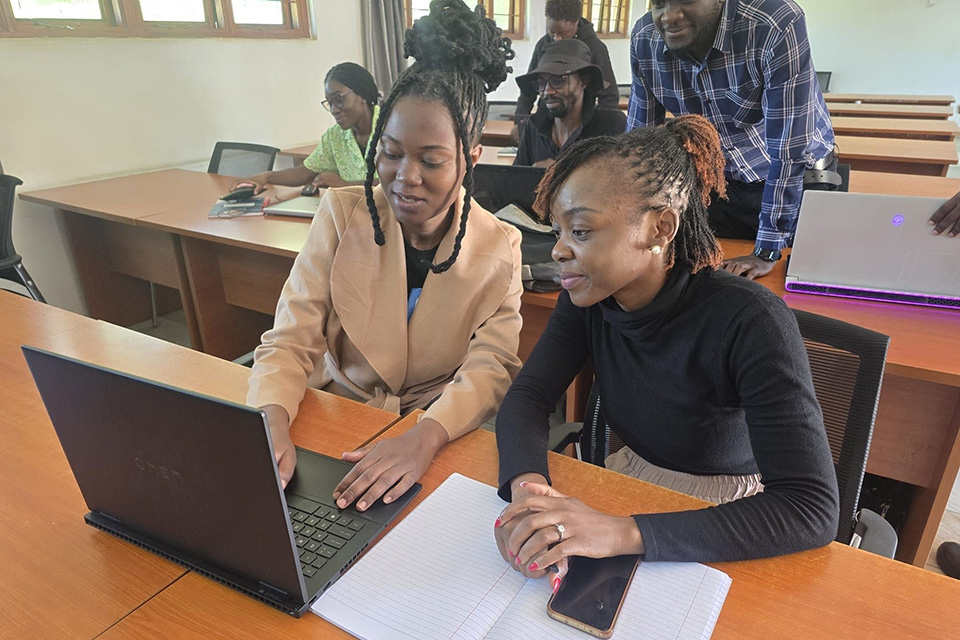 StanfordEnergy's tweet image. Stanford University Prof. Jef Caers led Africa&apos;s first “Data Science &amp;amp; AI for Mineral Exploration” course at Copperbelt University in Zambia for five straight days in May.

The course is part of a collaborative initiative between @Stanford&apos;s  Mineral-X Program, @KoBold_Metals,…