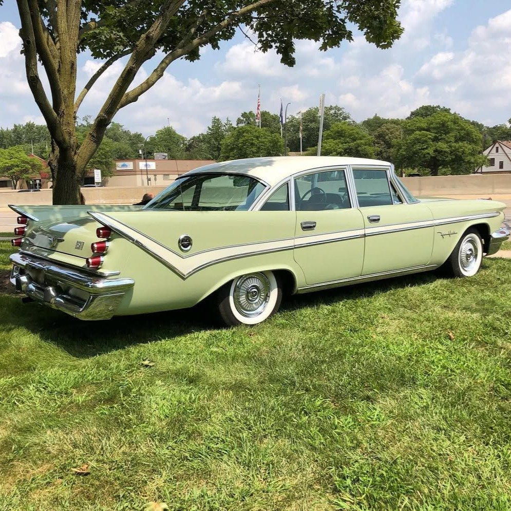 berniesch's tweet image. Jet-age curves and chrome dreams.
This 1957 Dodge Royal is a rolling work of art from an era when cars had wings and personalities.
Tailfins that touch the sky — and a style that never fades.🚘✨
#dodgeroyal #1957dodge #TailfinEra #fiftiesstyle #vintagedetroit #classiccarculture