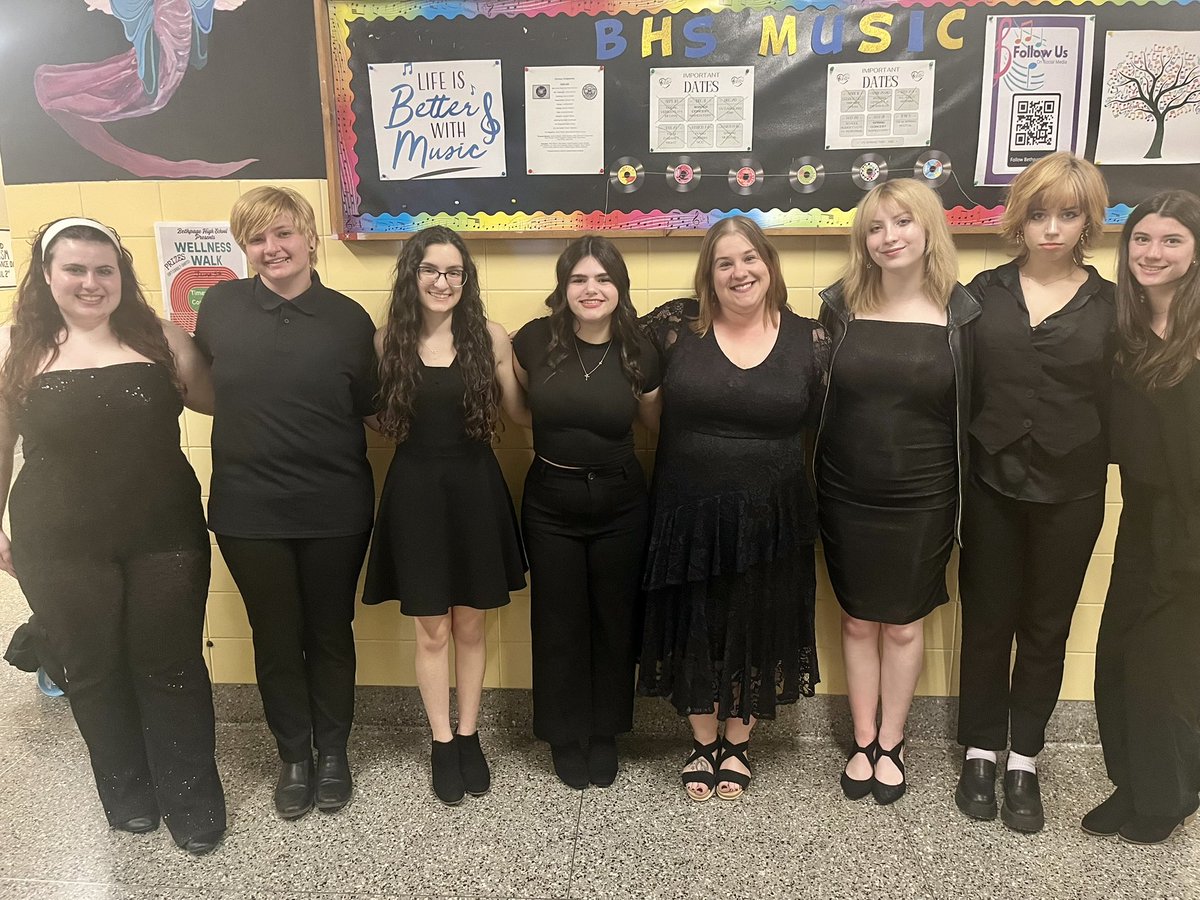 Today we had our last vocal versatility meeting and said goodbye to our seniors! Best of luck in all you do,
graduates! Thank you for singing with us.💙🎶💛