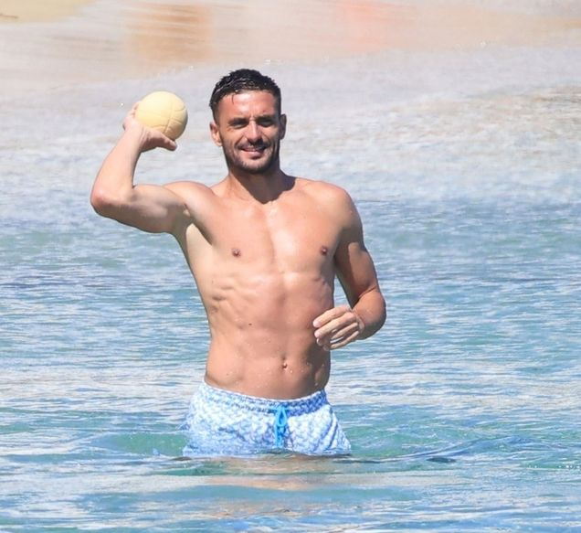 SportsCubuklu's tweet photo. 🗣️ Yunanistan'da tatil yaparken gazetecilerin sorularını yanıtlayan Dusan Tadic: 

🏆 "Fenerbahçe her zaman kalbimde özel bir yere sahip olacak, özellikle taraftarlarımızı hiç unutmayacağım. Keşke şampiyonluk yaşayıp ayrılsaydım ama olmadı." https://t.co/kgjDeWggk0