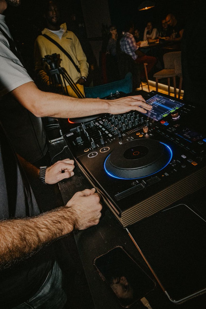 Ruby1153413's tweet image. Just dropped a new mix on SoundCloud!����Blending deep house &amp;amp; techno vibes for your late-night sessions. Check it out &amp;amp; let me know your fave track! #DJLife #ElectronicMusic #MixMaster