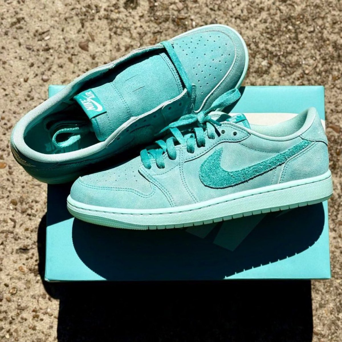 SNKR_TWITR (@snkr_twitr) on Twitter photo AD: Dropping 6/14
WMNS Jordan 1 Low 'Washed Teal/Igloo'
BSTN -> sovrn.co/ziq8mkm
📷 via <a href="/JitTheBeast/">Jit the Beast</a> AD: Dropping 6/14
WMNS Jordan 1 Low 'Washed Teal/Igloo'
BSTN -> sovrn.co/ziq8mkm
📷 via <a href="/JitTheBeast/">Jit the Beast</a>