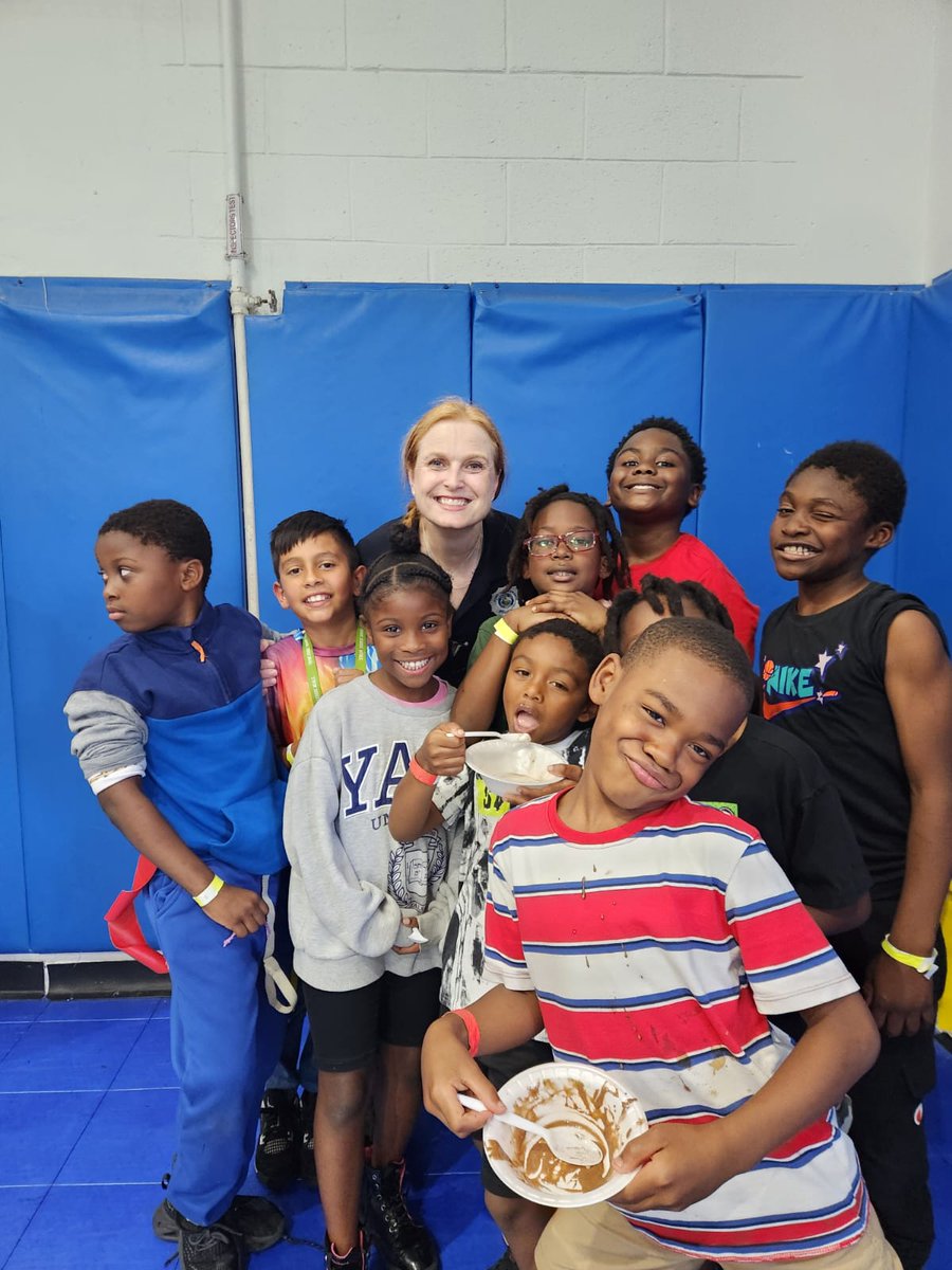 FtLFOP's tweet image. 🍦Get the ⓈⒸⓄⓄⓅ with Fort Lauderdale’s FINEST! 

The FLPD Community Support Unit served smiles and sprinkles yesterday at the Boys &amp;amp; Girls Club!

From scooping ice cream to spreading joy, connecting with the kids in our community is the 🍒cherry on top!