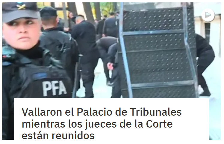 terwalps's tweet photo. Vallaron el Palacio de Tribunales mientras los jueces de la Corte están reunidos, o sea, sabemos como va a terminar esto... 
Con el fallo que les escribió Clarín, ponele? https://t.co/EkmxtzJvY9