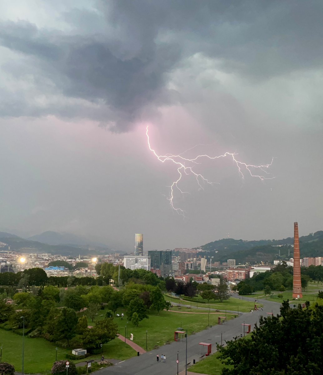 Ekaitza gaurkoan, Bilbo inguruan. Mendebaldetik joan da kostaldera! <a href="/Euskalmet/">Euskalmet</a> #ekaitza