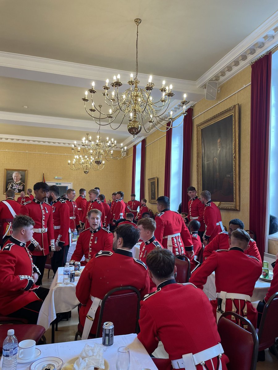 ArmyInLondon's tweet photo. Berwick-Upon-Tweed and back in a day, and what a day! Thank you to @networkrail @BTP @LNER @VisitBerwick and all in #BerwickUponTweed for helping Windsor based @ColdstreamGds mark 375 years of devoted service to the nation 💂‍♂️🇬🇧 https://t.co/EVCdV7Xx11