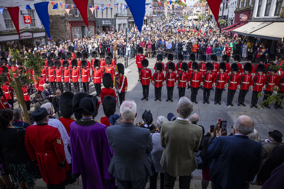 ArmyInLondon's tweet photo. Berwick-Upon-Tweed and back in a day, and what a day! Thank you to @networkrail @BTP @LNER @VisitBerwick and all in #BerwickUponTweed for helping Windsor based @ColdstreamGds mark 375 years of devoted service to the nation 💂‍♂️🇬🇧 https://t.co/EVCdV7Xx11