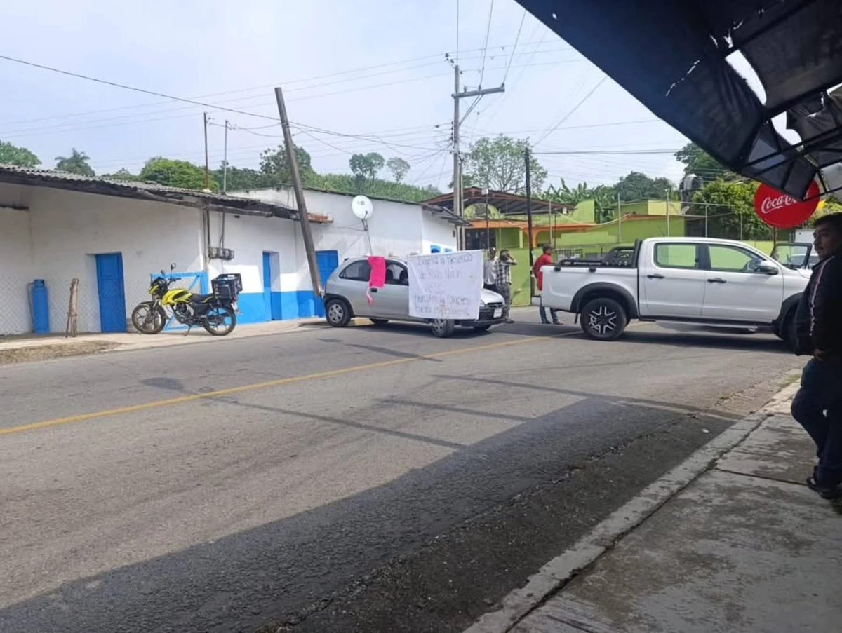 danielperez312's tweet photo. @rocionahle @bienestarmx @A_MontielR Cuando va atender el bloqueo carretero??? Sirva para algo pinche gobernadora de cuarta… https://t.co/V57hV2SuMZ