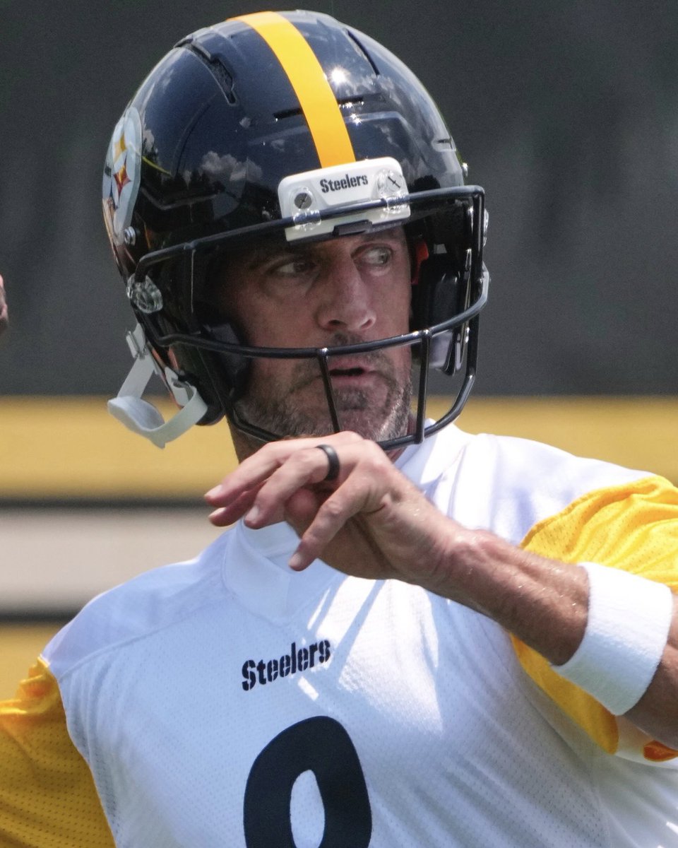 BleacherReport's tweet image. Aaron Rodgers confirms that he did indeed show up to camp with a wedding ring on 💍

Congratulations to Rodgers and his new spouse 👏

(via @steelers)