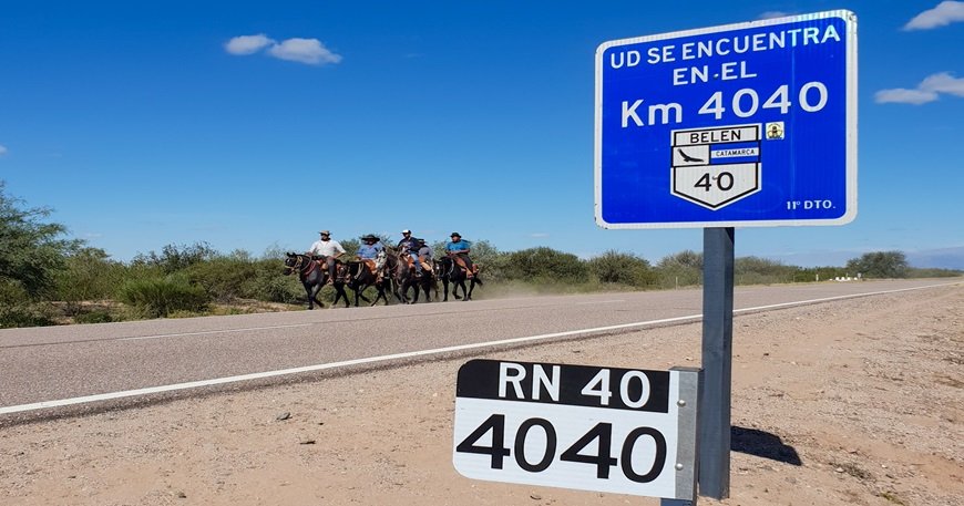 Respuesta a Gobernador de Argentina por cobro a camiones chilenos en Ruta 40 de ese país
La Confederación Nacional de Dueños de Camiones de Chile rechaza la forma inamistosa con que el gobernador de la provincia argentina de Chubut planteó un cobro de peajes a “camiones chilenos”